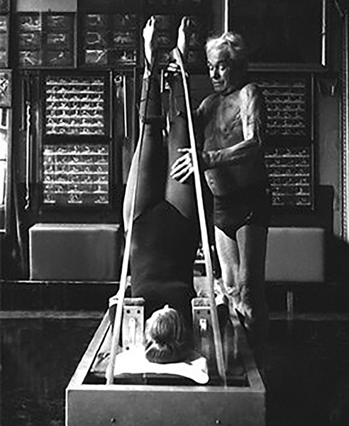 Joseph Pilates esercizio con attrezzo pilates